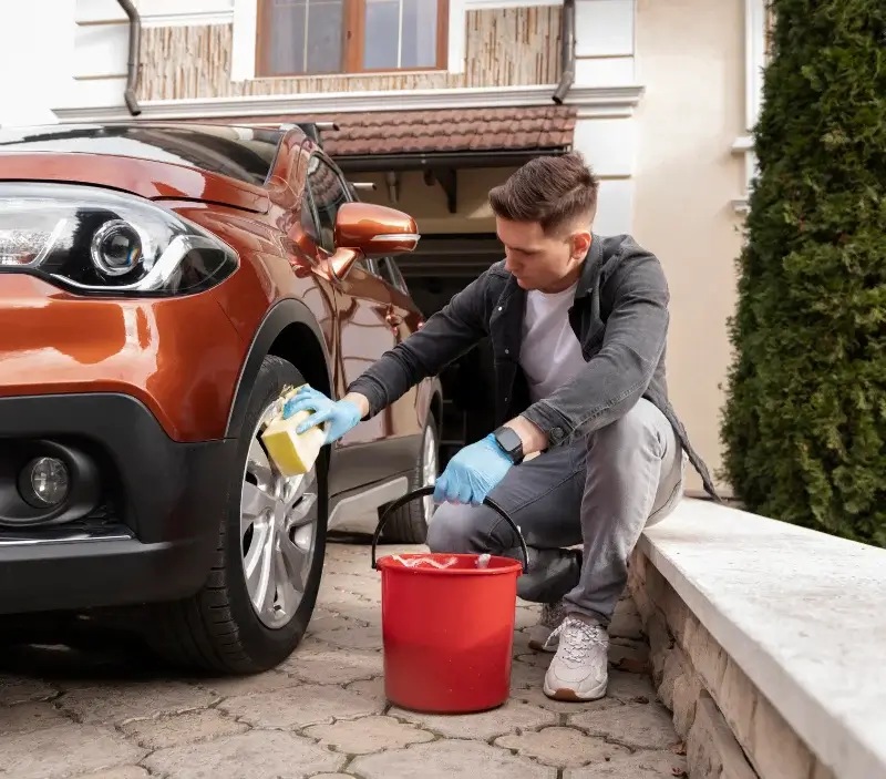 Lavage auto à domicile Sainte-Foy-de-Peyrolières : professionnel intervenant sur un véhicule